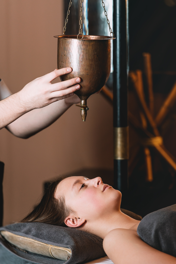Specialist,Making,Shirodhara,Massage,Form,Of,Ayurveda,Therapy.,Beautiful,Woman